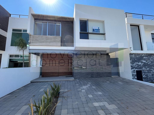 Casa En Venta En Juriquilla Condesa, Frente Al Parque