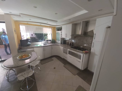 En Venta Town House Amoblado En Mañongo (al)