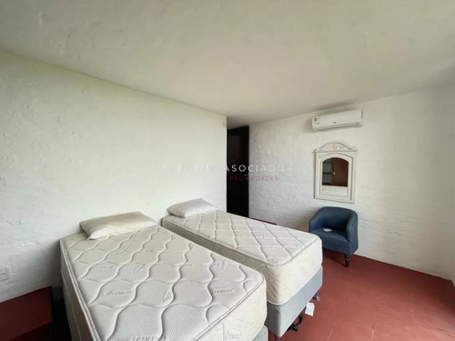 Casa En Venta Sobre La Ruta, Frente Al Mar Punta Del Este.