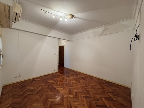 Departamento De 2 Ambientes - 1° Piso Por Escalera - Caballito Norte - Bajas Expensas