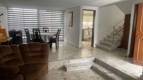 Vendo Casa Paseos De Churubusco. Parque Tezontle, Plaza Oriente A 400 Mts. Central De Abastos , Metrobus Rio Teolutla A 50 Mts., Central De Abastos., Foro Sol. A 5 Minutos. Aeropuerto A 10 Min.
