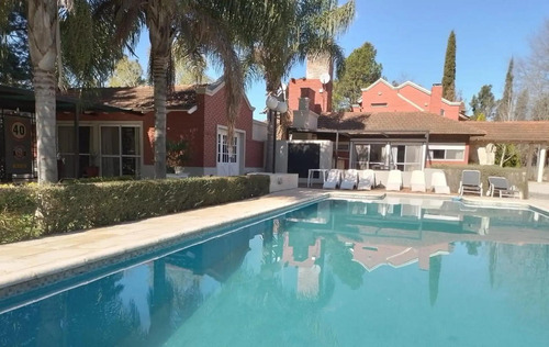 Casa En Venta - 4 Dormitorios 3 Baños - 2000mts2 - La Plata