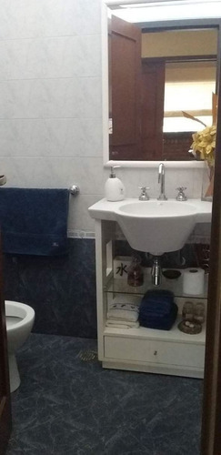 Casa De Categoría En Venta De 3 Dorm. En Villa Cabrera, A Metros Del Shopping.