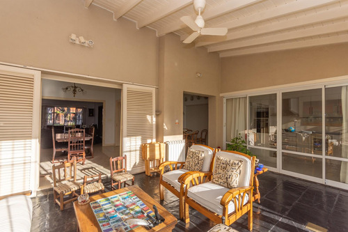 Casa En Venta En Martínez De Vías A Libertador, Muy Buena Calidad.
