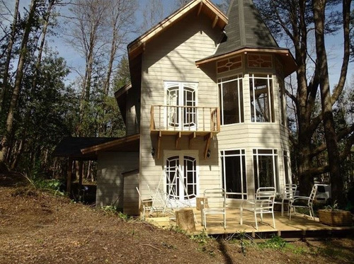 Casa En Venta De 5 Dormitorios En Pucón