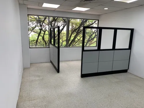 Venta Oficina En Holguines Trade Center Con Dos Parqueaderos, Vista Hacia La Calle 5ta