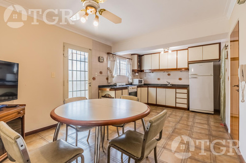 Cálida Casa En Lomas De Zamora Con Diseño Funcional Y Entorno Privilegiado