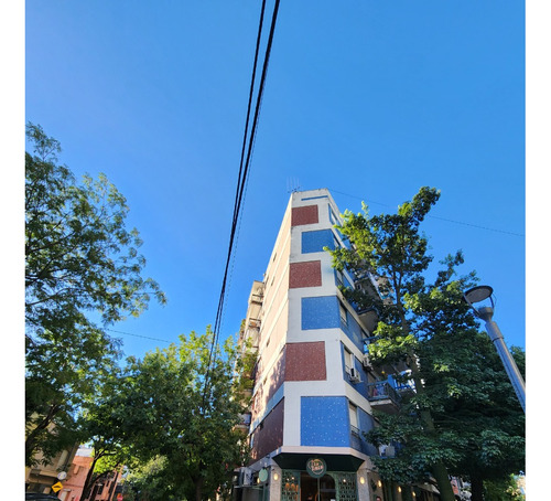 Cafetería En Esquina Con Cocina Completa
