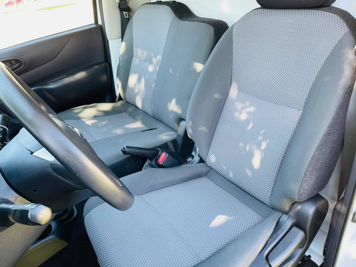 Imagen 10 de 15 de Nissan Np300 2018 2.5 Estacas Dh Aa Mt