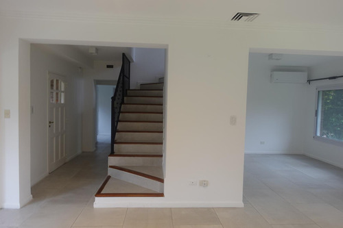 Excelente Casa En Pequeño Y Exclusivo Barrio Cerrado!