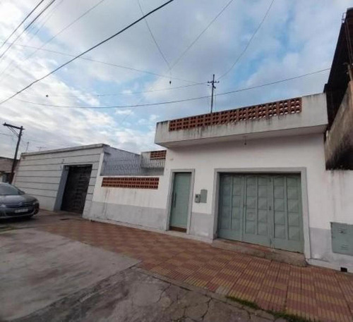 Casa En Venta - 3 Dormitorios 1 Baño - 316mts2 - San Miguel De Tucuman