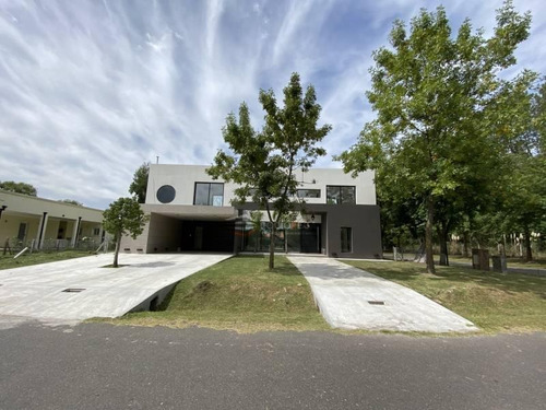 Imagen 3 de 30 de Espectacular Casa En Venta A Estrenar En Barrio Cerrado Santa Ana