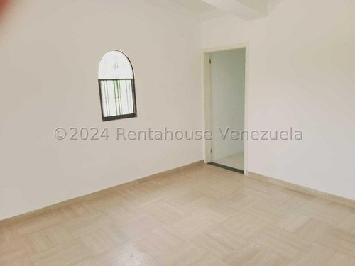 Casa Moderna Totalmente Remodelada, Con Amplios Espacios Iluminados Colinas De Guataparo 24-23018