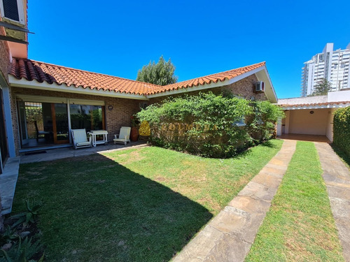 Casa En Venta Y Alquiler En Mansa, Muy Bien Ubicada, 4 Dormitorios. - Ref: 3527