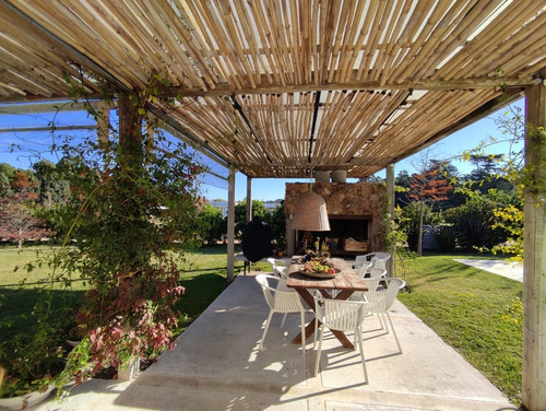 Hermosa Casa En Venta 4 Dormitorios + Piscina + Gran Terreno- Ref: 1