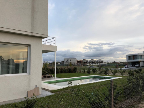 Impecable Casa En Barrio Los Castaños