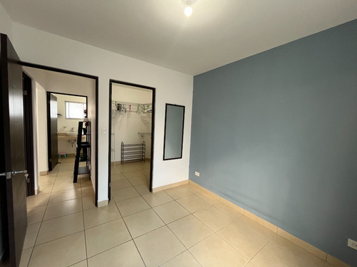 Vendo Casa En San Pablo Heredia En Condominio La Valencia, Excelente Ubicación, Tiene Patio, Es Muy Iluminada Y Ventilada