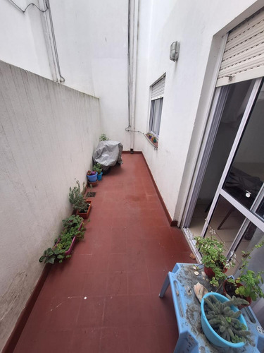 Ph En Planta Baja De Tres Ambientes Con Patio. Chacabuco 3700