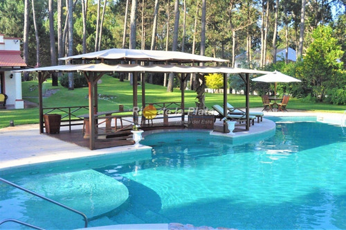 Importante Residencia A 700 Mts De Playa Mansa.- Ref: 11079