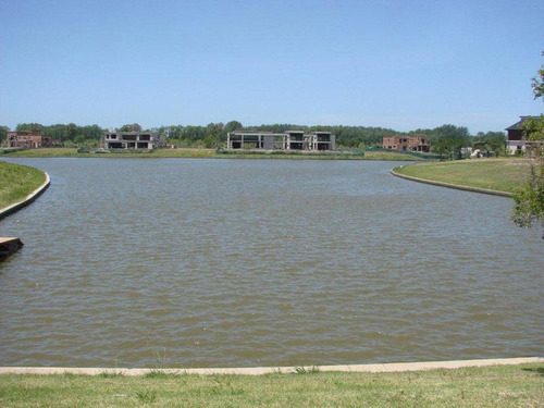 Lencke Vende - Albanueva-excelente Lote Al Rio Con Amarra, Frente A La Bahia Del Club House.