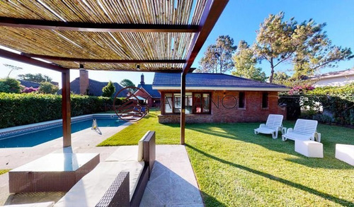 Hermosa Casa En Alquiler Anual. A Pasos Del Mar Y Muy Cerca De Playa Mansa.- Ref: 1330