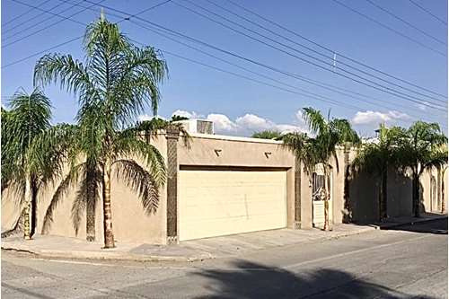 Casa En Esquina, Con Alberca Calefactable, De Una Sola Planta, En Venta, Colonia Navarro, En Exce...