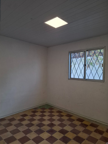 Casa Dos Dormitorios Frente Cochera