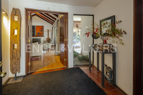 Casa Con Amplio Jardín En La Dehesa Central
