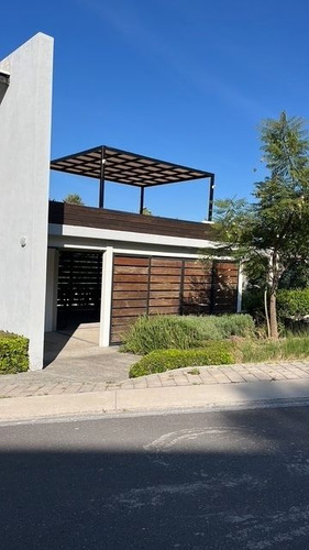 Casa En Venta En El Condado, 3 Niveles, Roof Garden, 4 Recámaras, Jardín, Lujo
