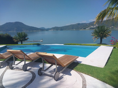 Casa En Venta En Valle De Bravo En Fracc. La Peña