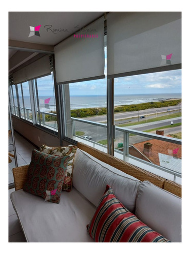 Imagen 8 de 23 de Venta De Apartamento De 3 Dormitorios Frente Al Mar En Edificio Tiburon En Punta Del Este