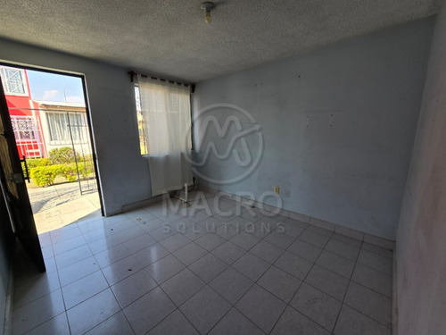 Casa En Venta En Fovissste De Dos Niveles Con Amplias Recamaras.