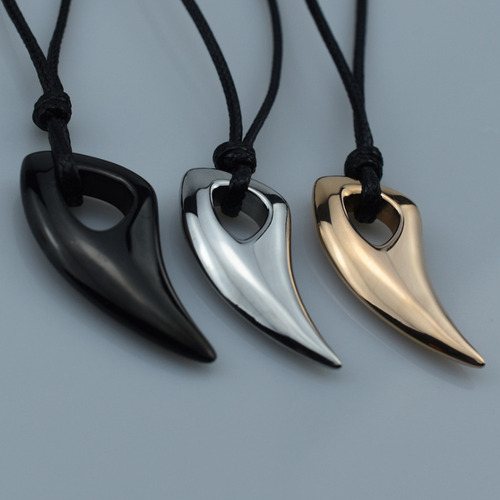 A Collar Con Colgante Ajustable En Forma De Diente De Lobo
