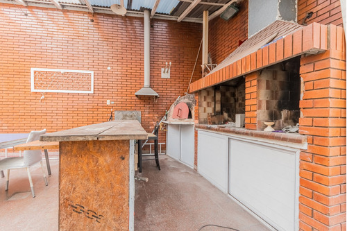 Casa. Gran Potencial Para Desarrollo Inmobiliario. Quincho Y Garage. Avellaneda Centro