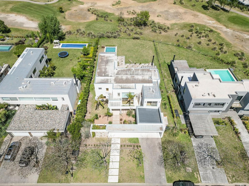 Imagen 2 de 30 de Gran Casa Moderna De Estilo 6 Dormitorios, Al Golf Del Barrio El Golf Nordelta