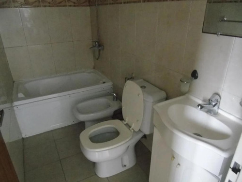 Imagen 7 de 9 de Monoambiente En Venta En La Plata 14 Entre 44 45 Y Al Frente Con Balcon .