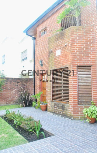 Imagen 2 de 30 de Calle 76 E/ 17 Y 18 - Casa 3 Dormitorios, Quincho Y Parque - Venta Y/o Permuta