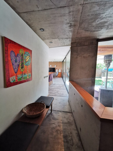 Preciosa Casa De Hormigon En Niveles Con Piscina Muy Segura