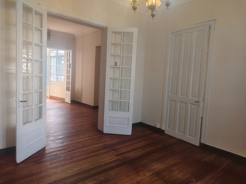 En Pleno Barrio Italia , Vivir Arriba Y Emprender Abajo