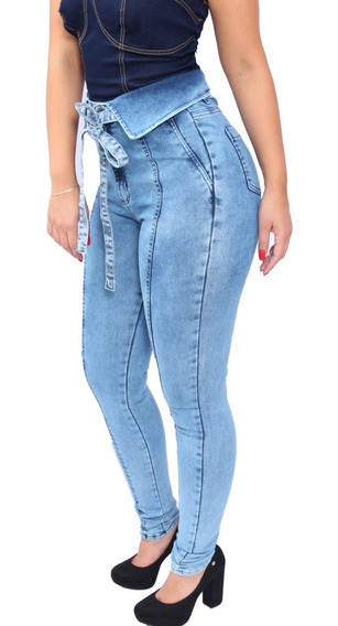 calça jeans amarrada na cintura