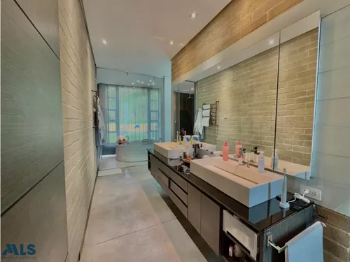 Hermosa Casa Con Energía Solar En Una Ubicación ...(mls#253904)