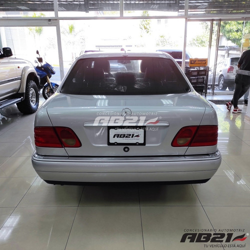 Imagen 5 de 11 de Mercedes Benz E 240 Elegance
