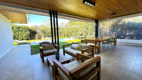 Venta/ Permuta Casa 4 Dormis Y Comodín En Funes Hills San Marino