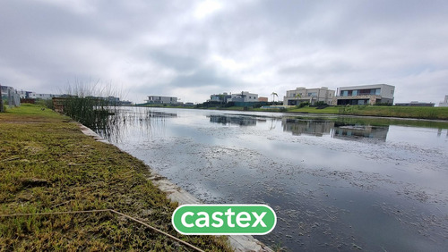 Casa En Venta A Laguna Central De Puertos, Barrio Costas