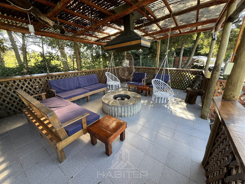Casa En Venta De 5 Dorm. Con Parcela En Yerbas Buenas