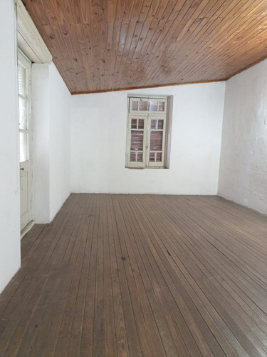 Casa De Época De 3 Ambientes, Desarrollada En Dos Pisos, Amplio Terreno, En El Centro En Alejandro Korn, Partido De San Vicente.
