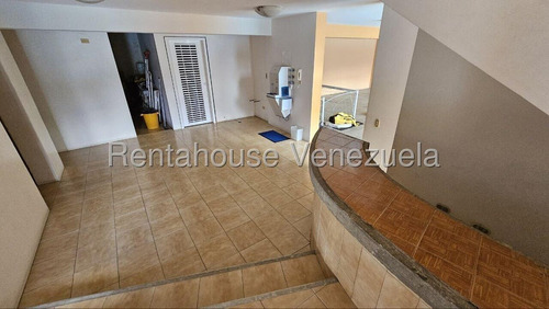 En Venta Hermosa Casa En Excelente Ubicación En Los Samanes 25-17999