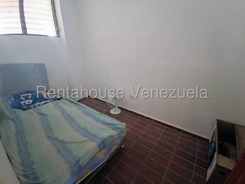 Dds Vende Amplia Casacon Family Room, Patio, En Las Trinitarias Conjunto Cerrado Zona Este Barquisimeto Cód #25-16361