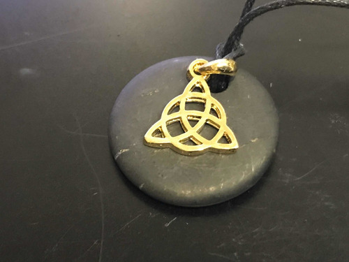 Dije Shungite Con Triskel Chapa De Oro