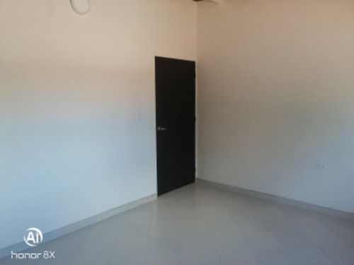 Imagen 2 de 5 de Alquiler De Oficina Ideal Para Consultorio Medico En El Este De Barquisimeto.